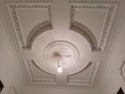 Фото большая розетка из гипса на потолке